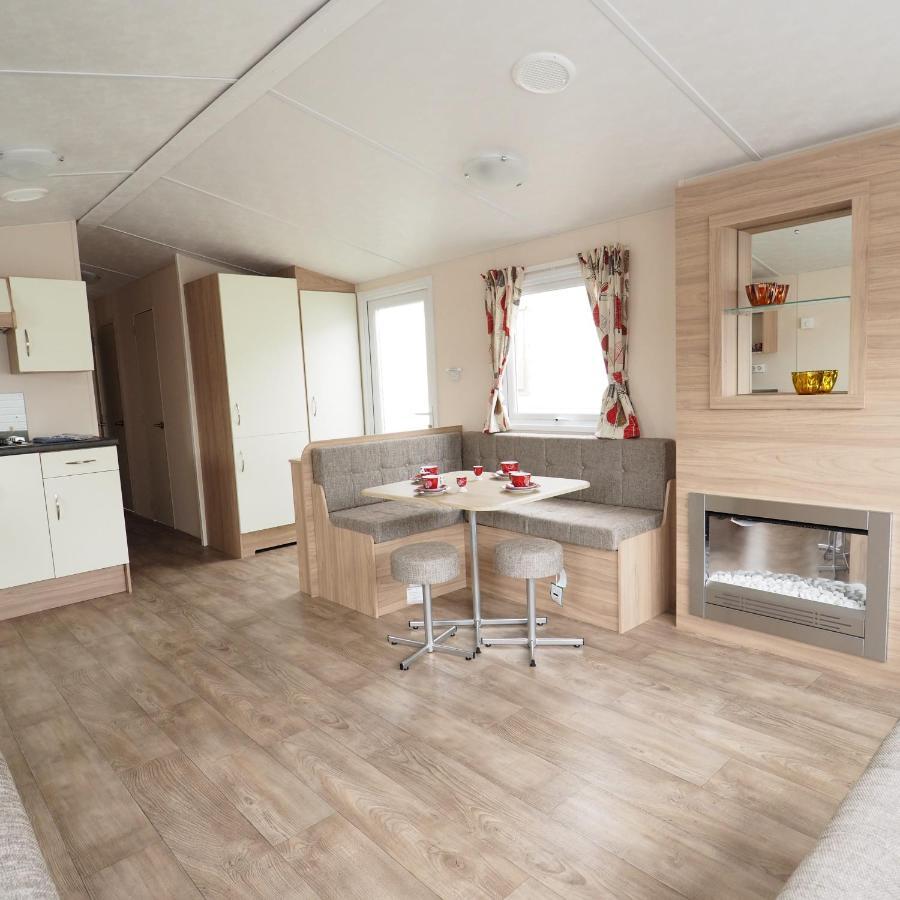 Vakantiepark Wilhelm Tell Superieur Chalet Opglabbeek 外观 照片